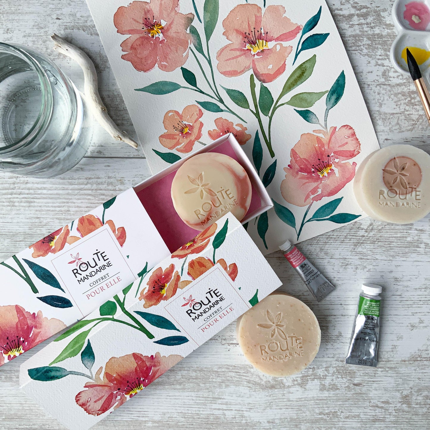 Coffret cadeau de 3 savons sur le thème féminin, décorés de jolis motifs rose, corail et vert en aquarelle.
