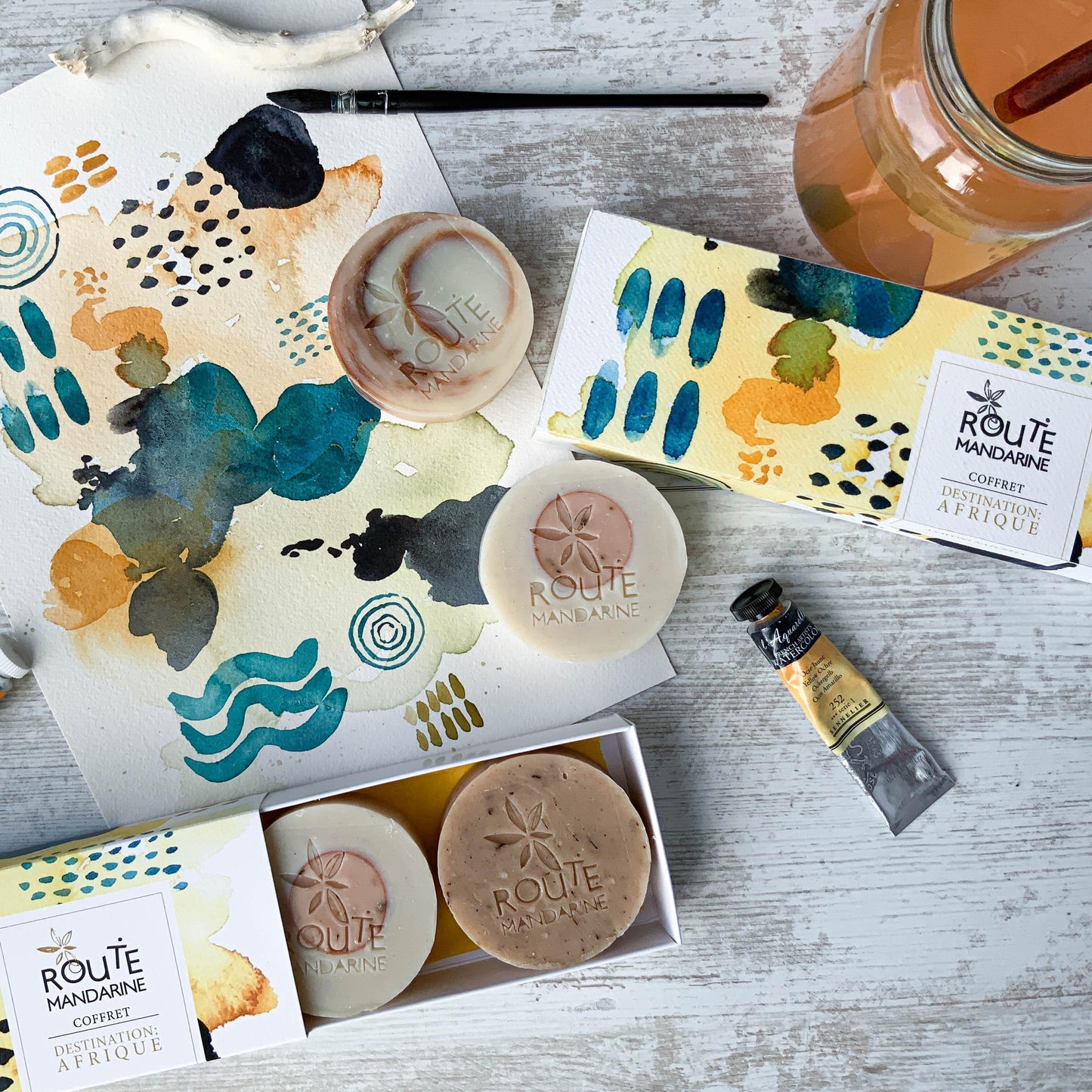 Coffret cadeau de 3 savons sur le thème de l'Afrique, décorés de jolis motifs jaune, bleu et orange en aquarelle.