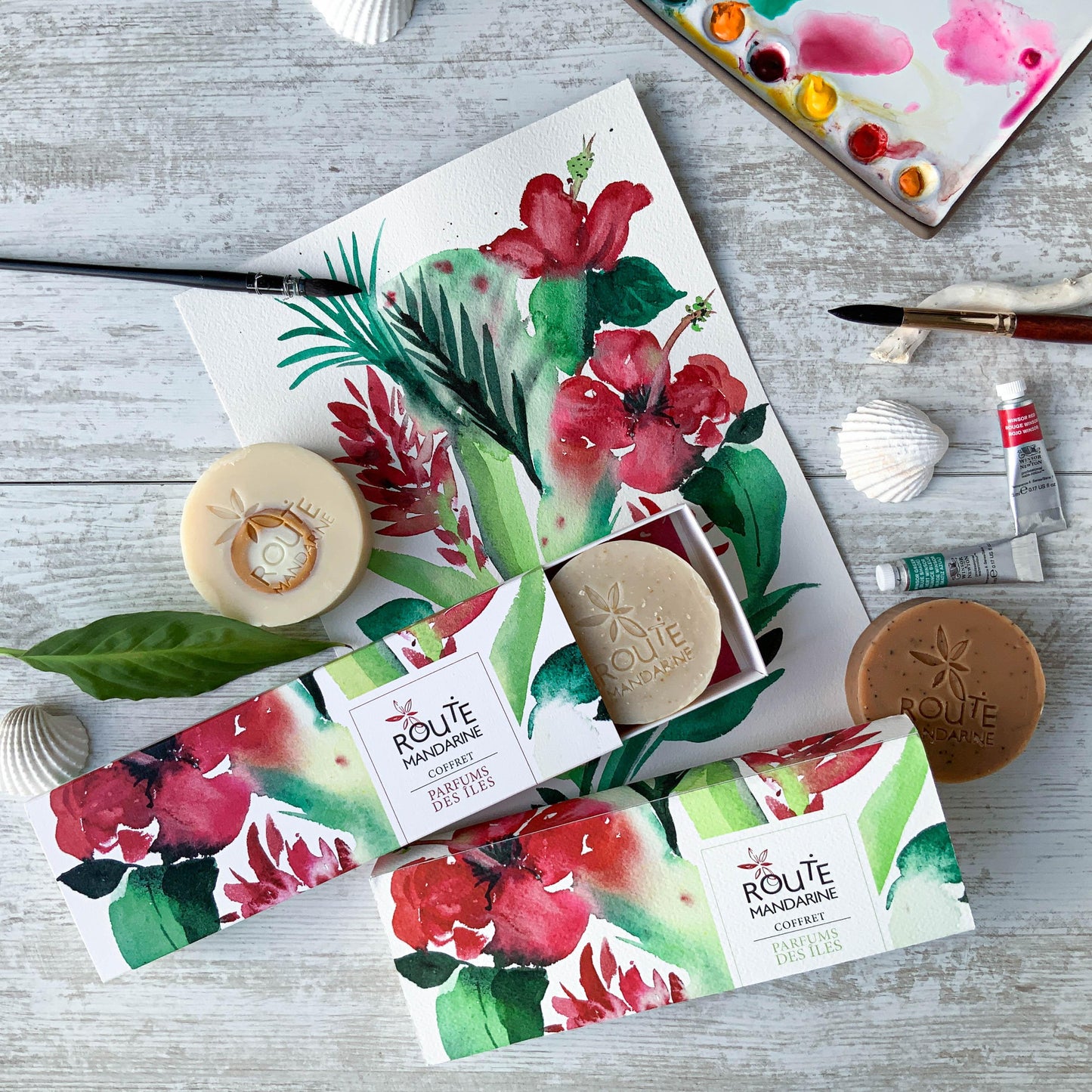 Coffret cadeau de 3 savons sur le thème des îles, décorés de jolis motifs rouge, rose et vert en aquarelle.