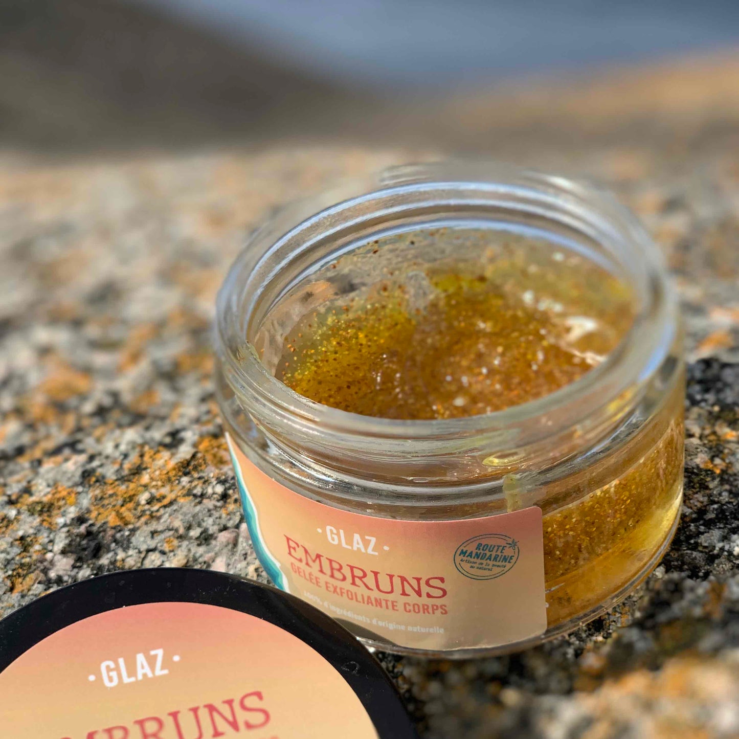 Gelée exfoliante sable noyau d'abricots sur rocher