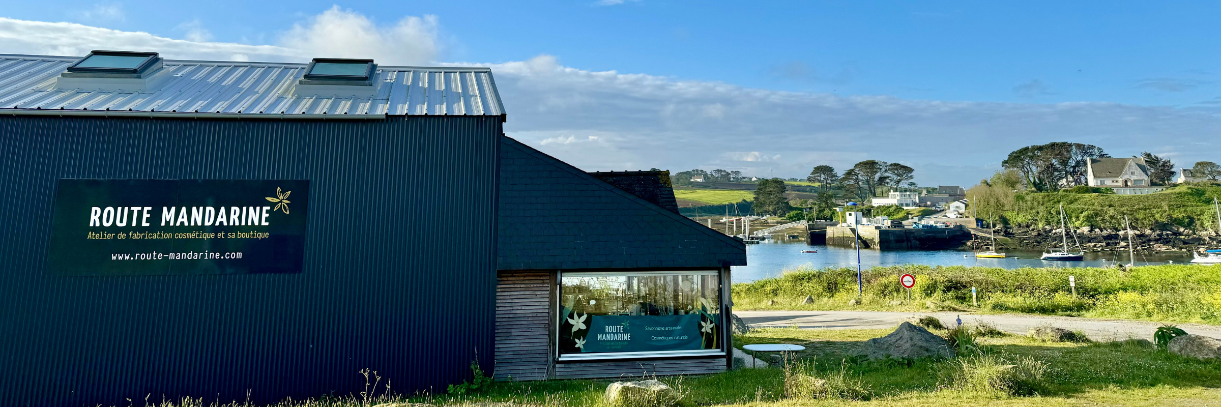 Bâtiment de production route mandarine sur le port de lanildut à marée haute