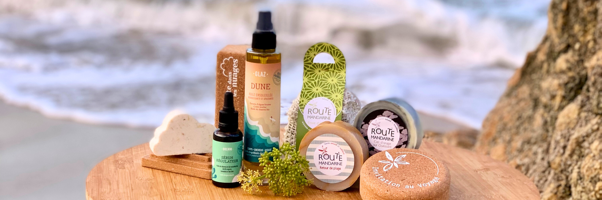 cosmétqiues route mandarine au bord de la mer d'iroise sur un rocher