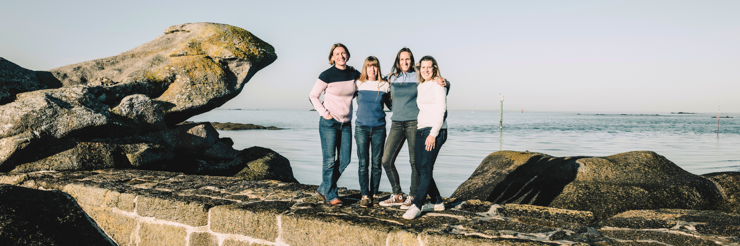 photo d'équipe Route Mandarine devant le rocher du Crapaud à Lanildut