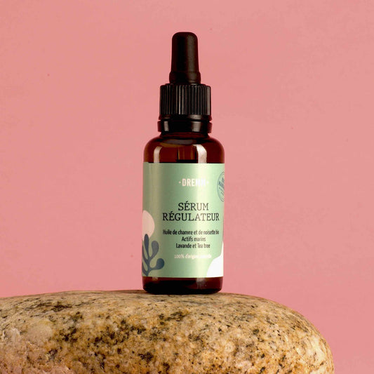 Sérum visage imaginé et produite Bretagne aux actifs marins pour réguler les peaux mixtes à grasses.