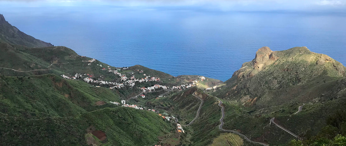 Le bleu et le vert omniprésents, les petites routes sinueuses et le relief volcanique, Bienvenue à Tenerife.