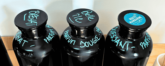 Parfums des trois bougies parfumées Route Mandarine dans des bocaux teintés, savonnerie artisanale bretonne