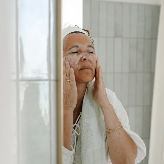 femme qui applique un soin sur son visage