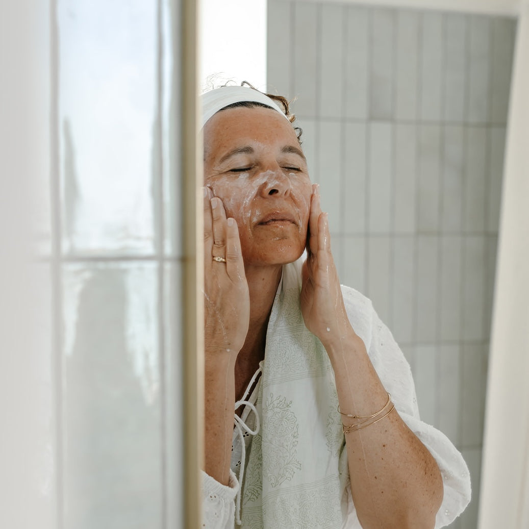 femme qui applique un soin sur son visage