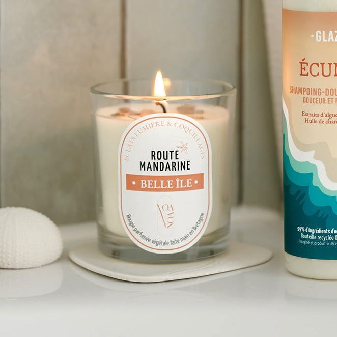 Bougie Route Mandarine allumée au bors d'une baignoire