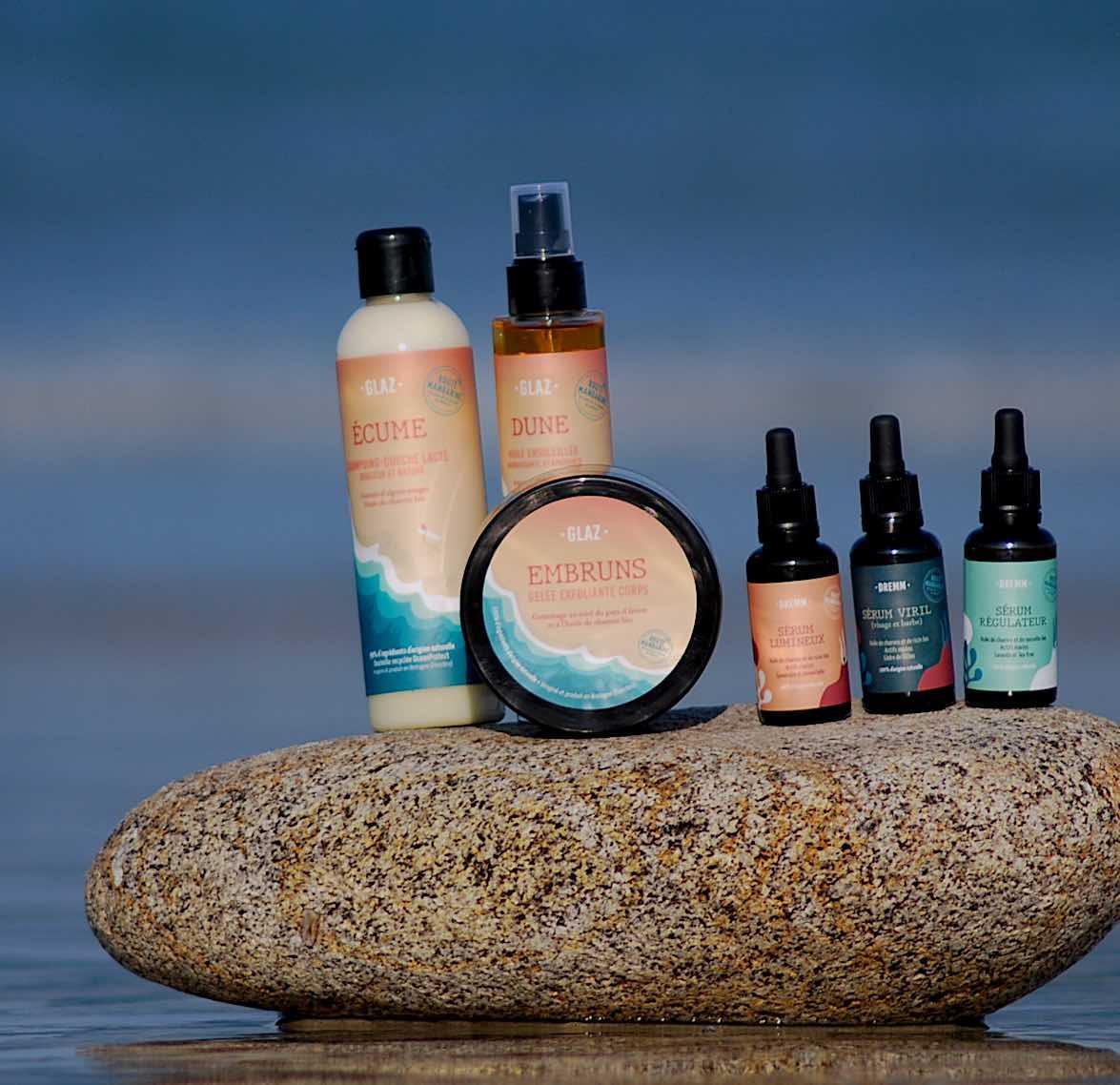 Cosmétiques aux huiles bretonnes at actifs marins sur rocher au bord de l'eau