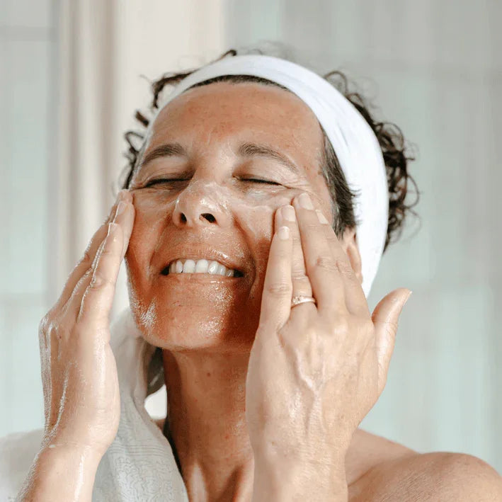 Christelle qui masse le gommage visage nourrissant et fruité sur son visage avec des mouvements circulaires 