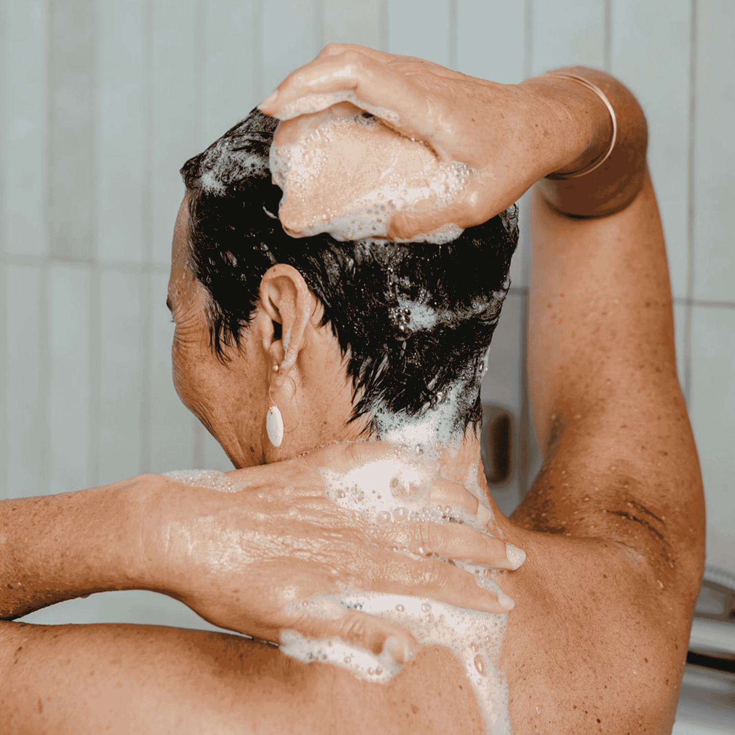 Utilisation du shampoing solide minuano, mousse dense, cheveux secs