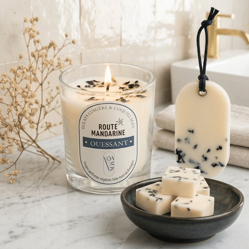 bougie parfumée, suspension en cire végétale parfumée et fondants parfumés de route mandarine dans un décor de salle de bain claire et lumineuse