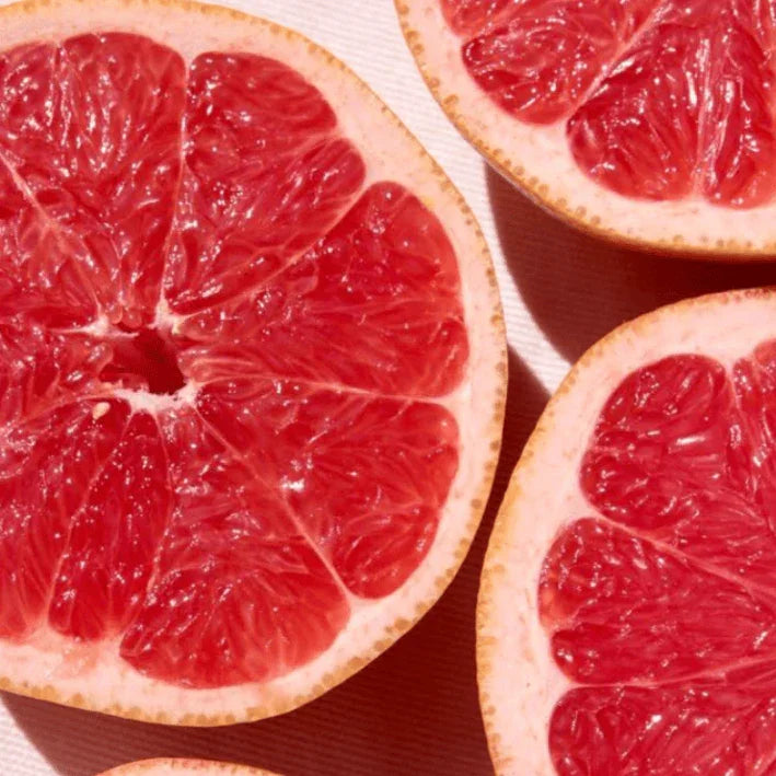 Pamplemousses roses coupés en deux